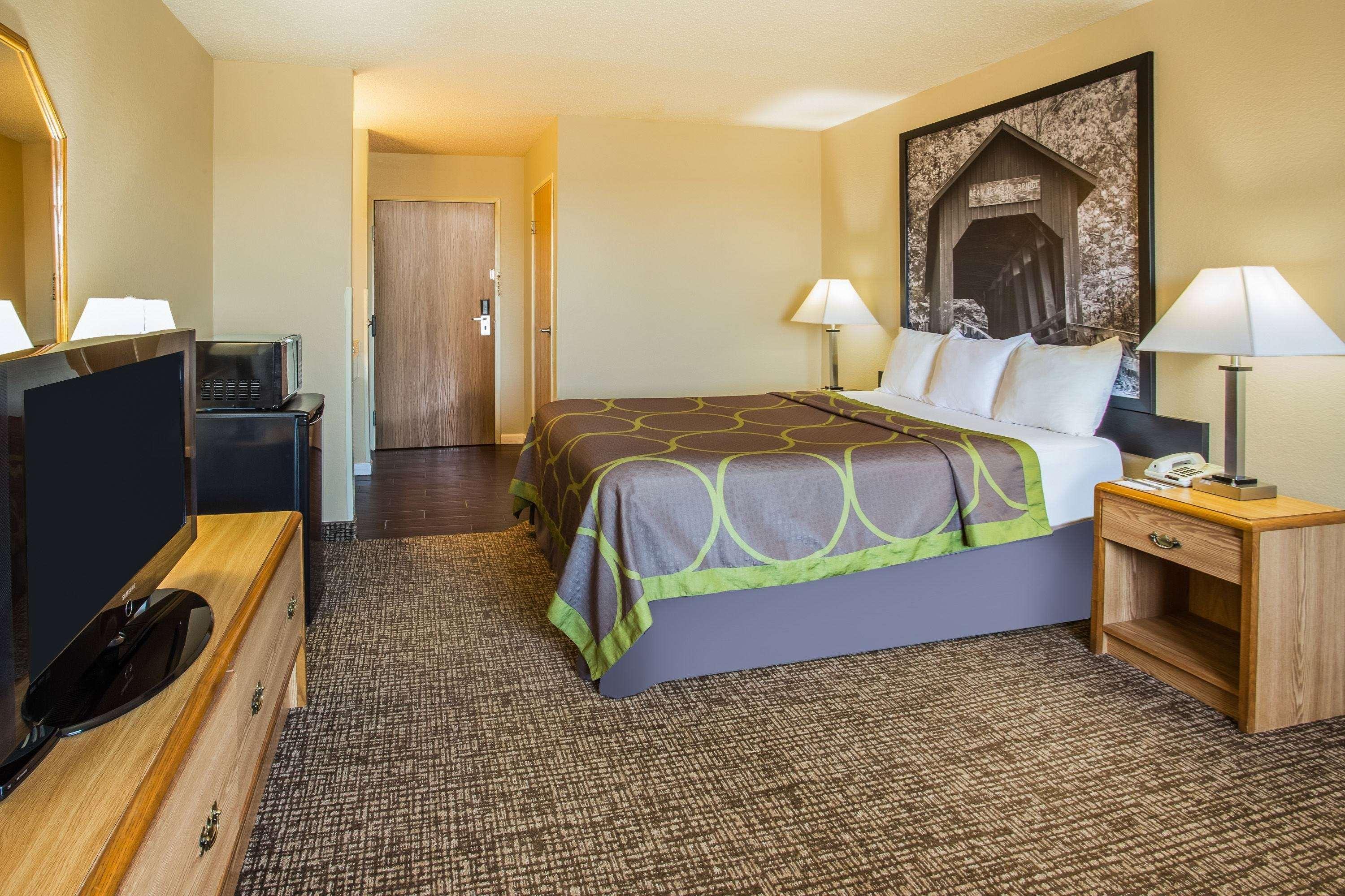 Super 8 By Wyndham Remington Hotell Eksteriør bilde