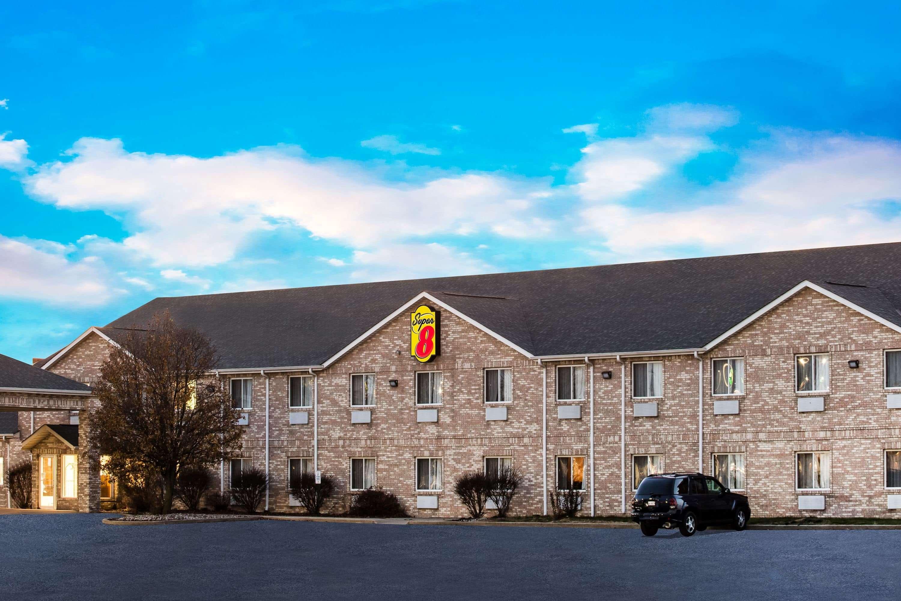 Super 8 By Wyndham Remington Hotell Eksteriør bilde