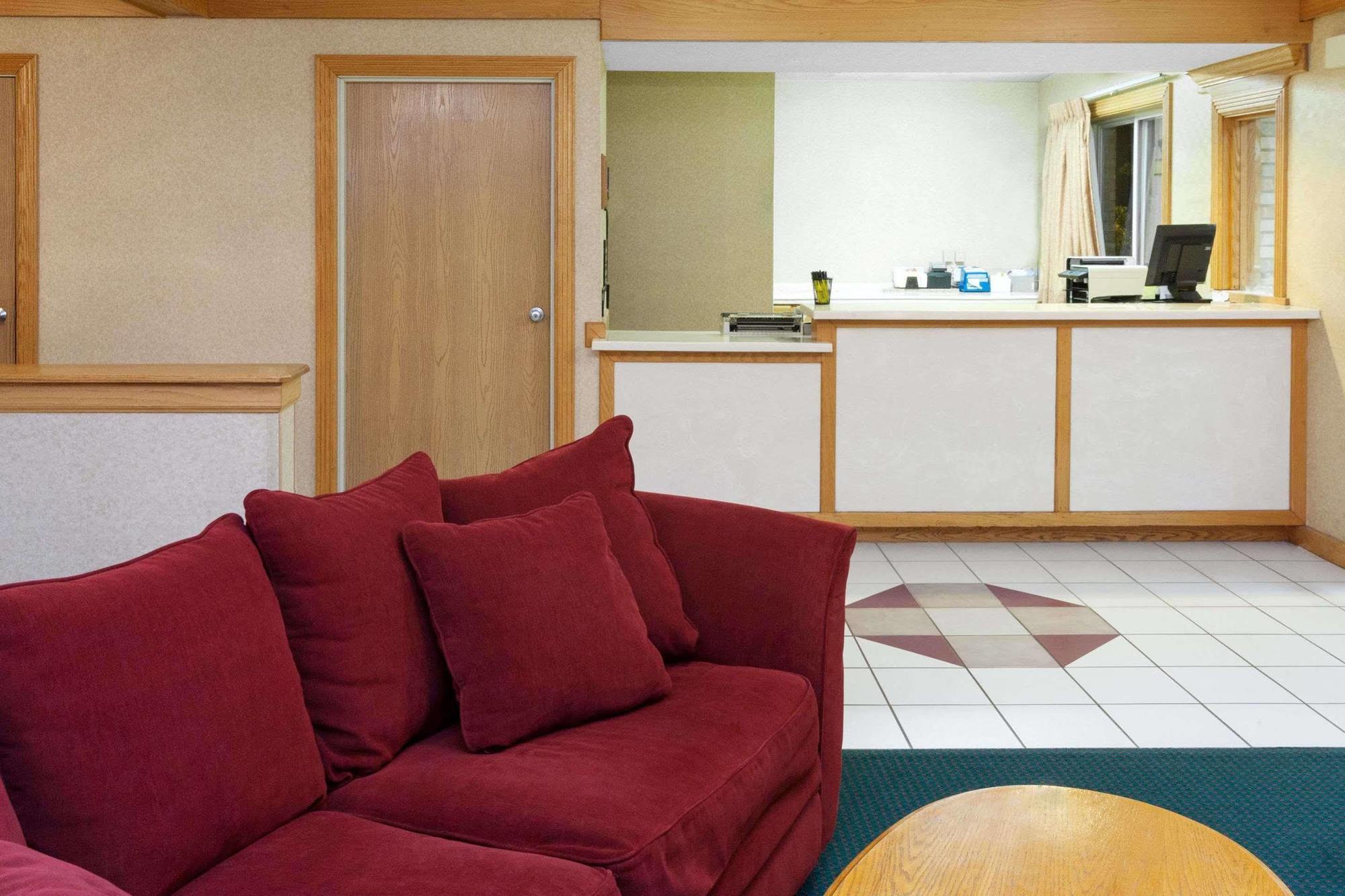 Super 8 By Wyndham Remington Hotell Eksteriør bilde