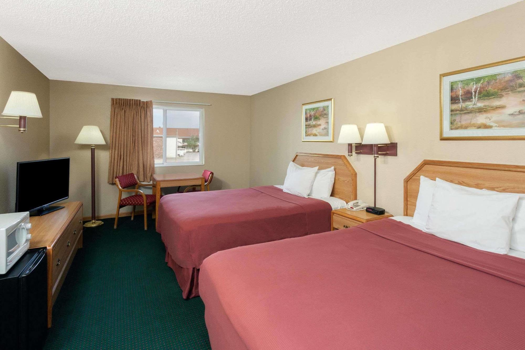 Super 8 By Wyndham Remington Hotell Eksteriør bilde