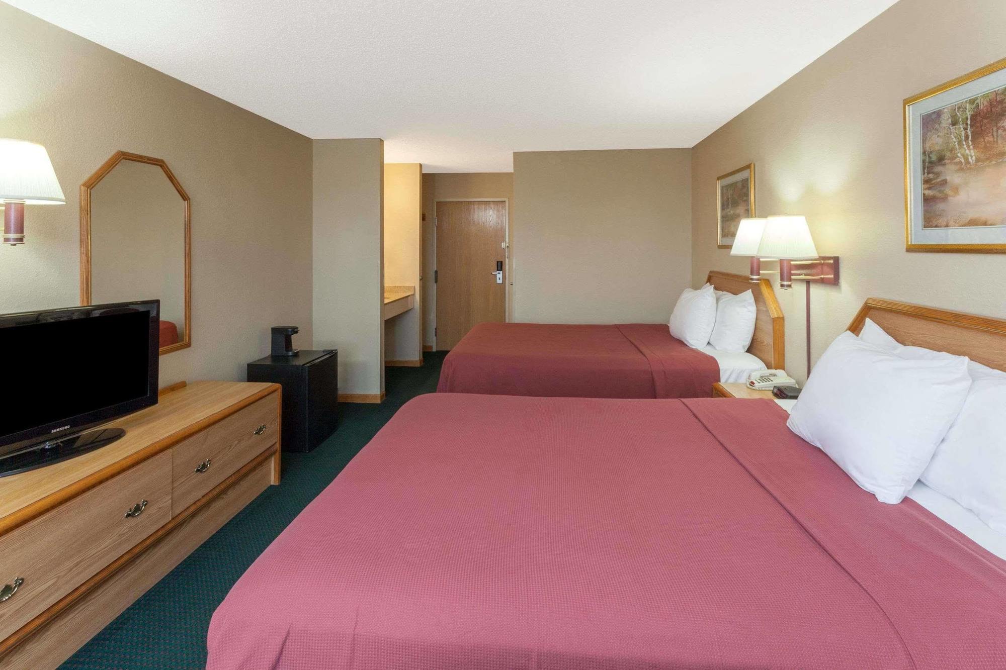 Super 8 By Wyndham Remington Hotell Eksteriør bilde