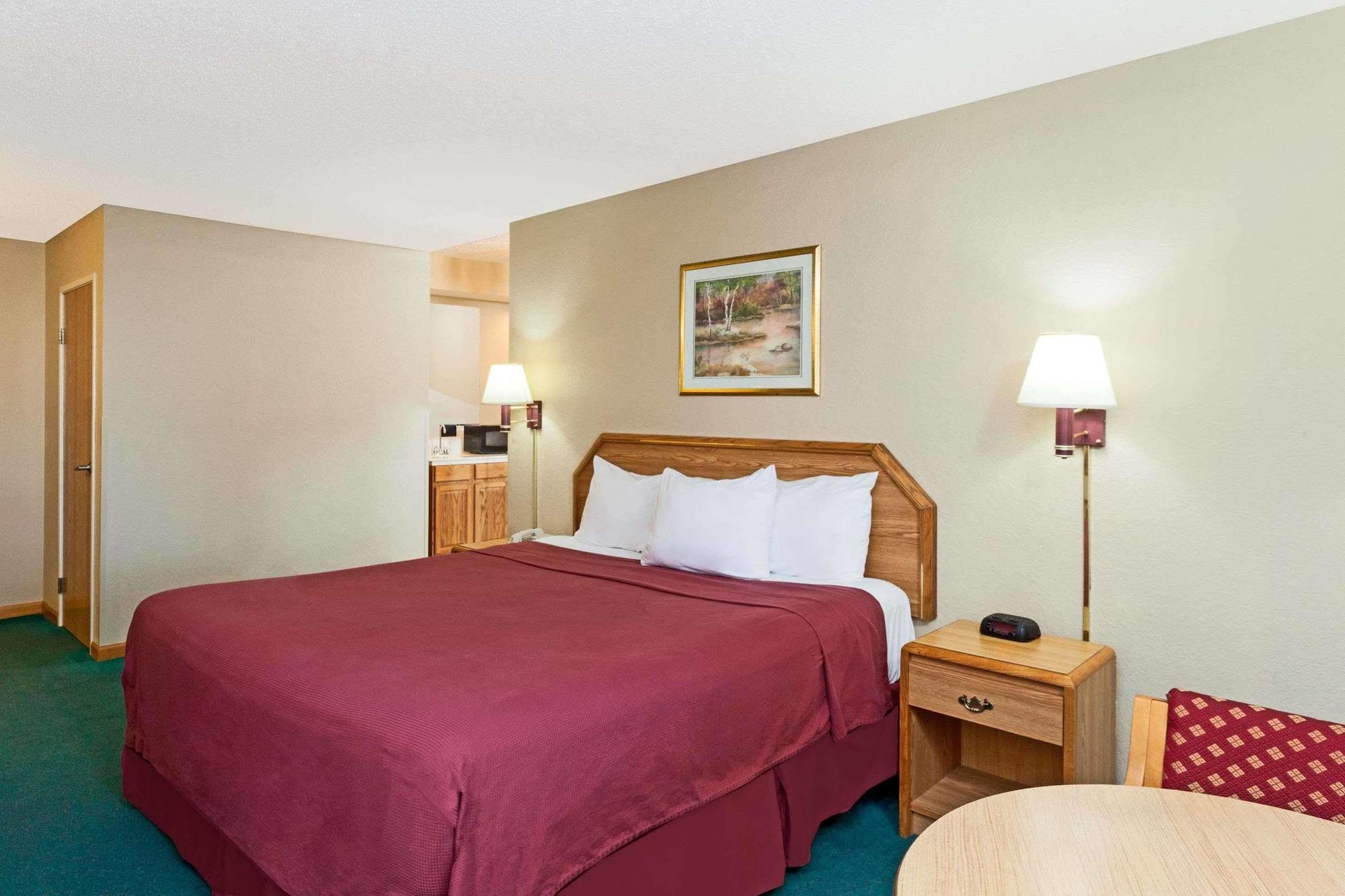 Super 8 By Wyndham Remington Hotell Eksteriør bilde