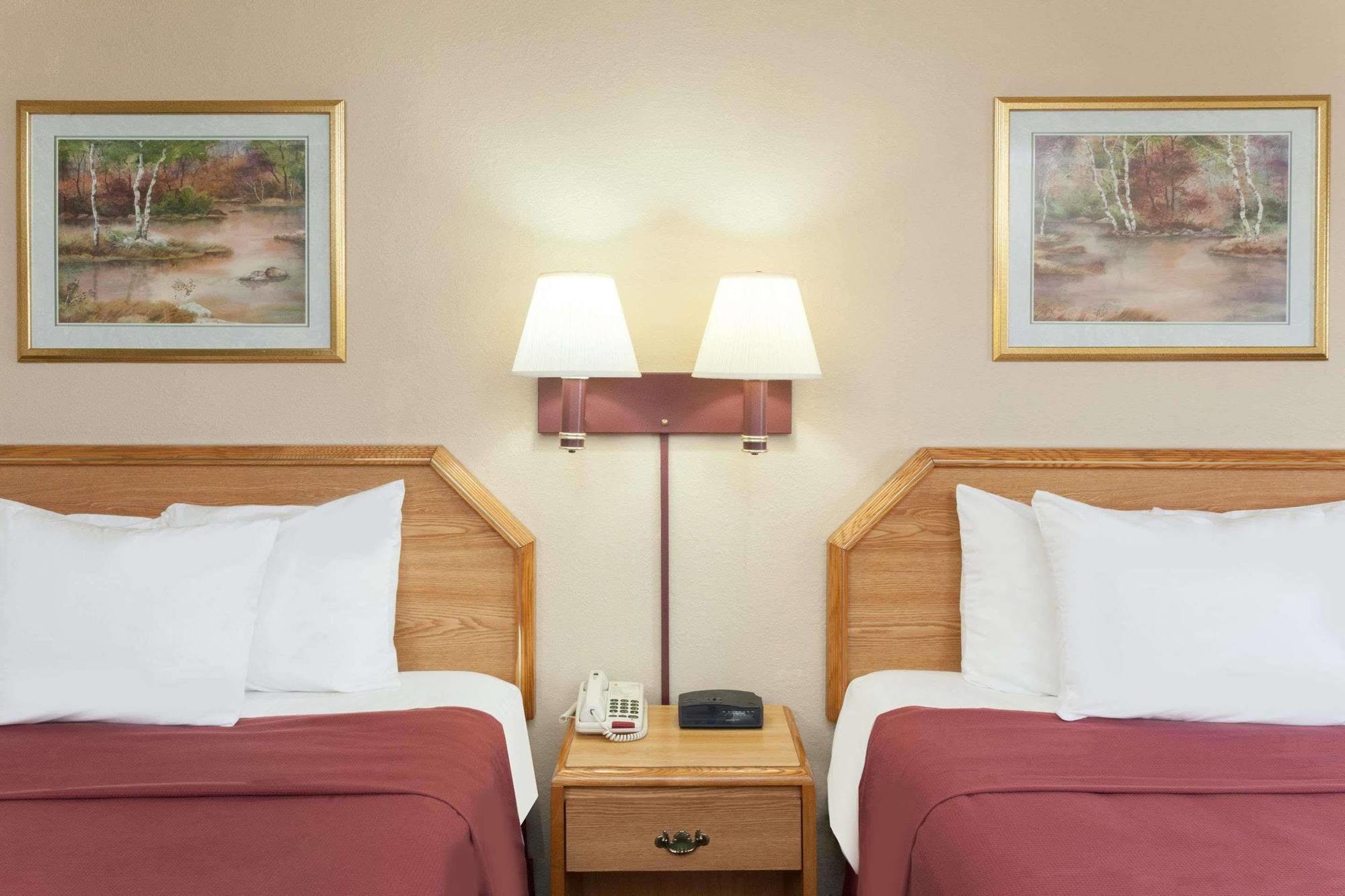 Super 8 By Wyndham Remington Hotell Eksteriør bilde