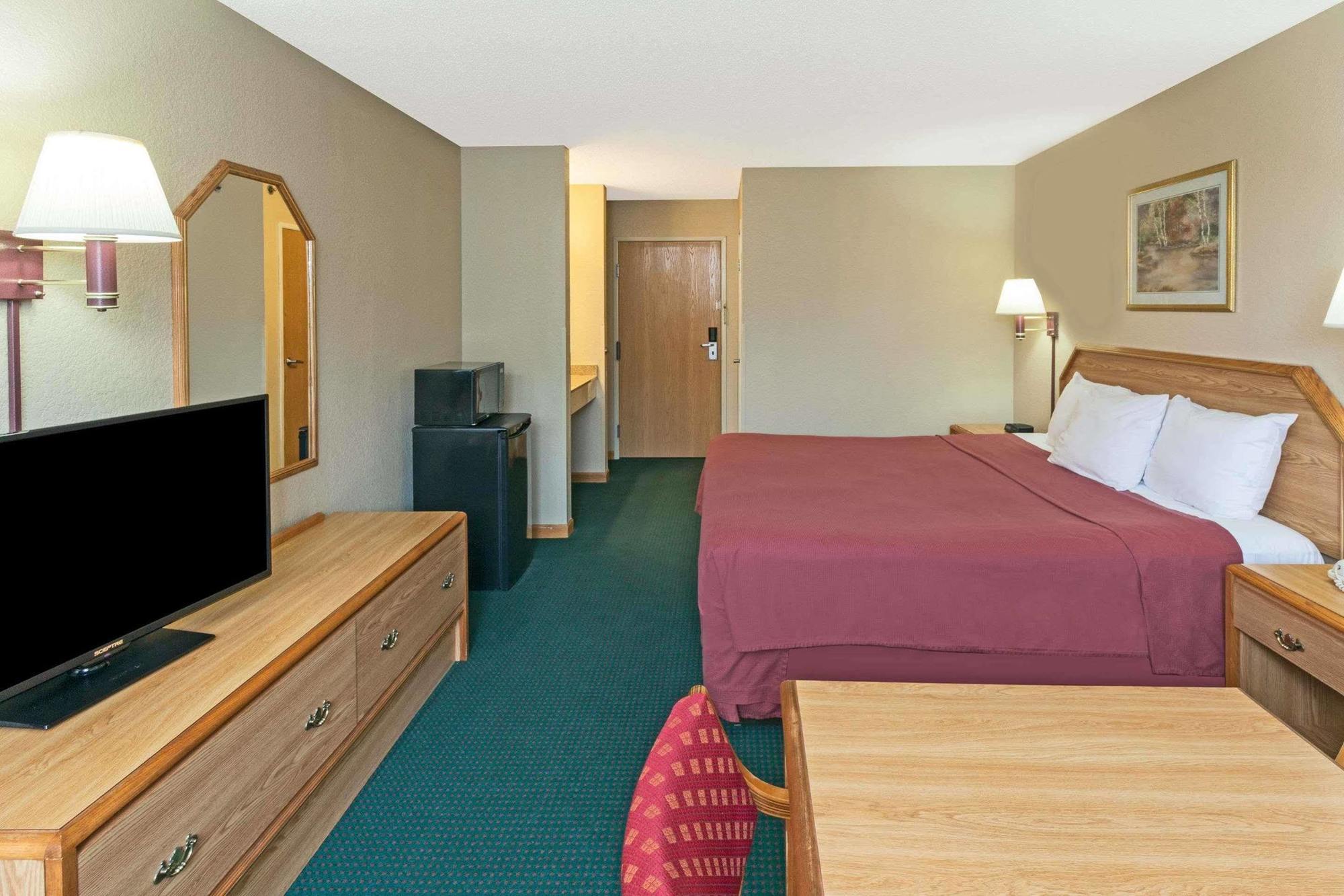 Super 8 By Wyndham Remington Hotell Eksteriør bilde