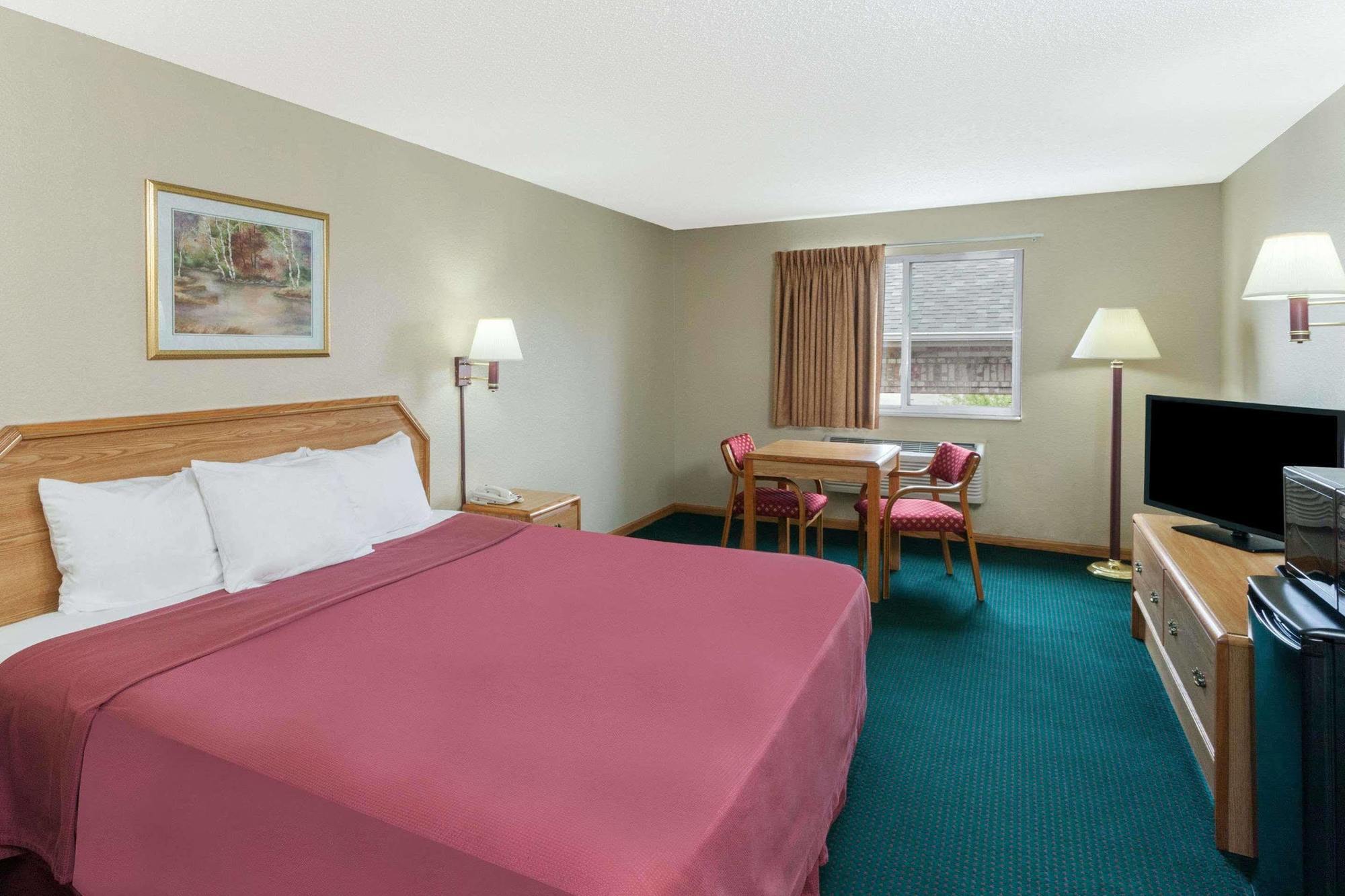 Super 8 By Wyndham Remington Hotell Eksteriør bilde