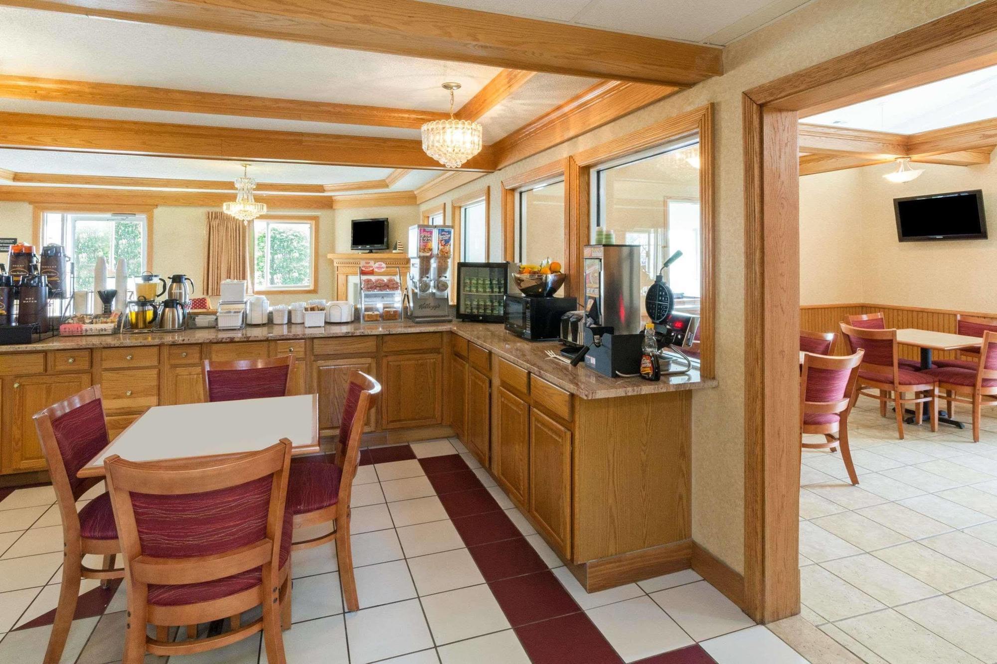 Super 8 By Wyndham Remington Hotell Eksteriør bilde